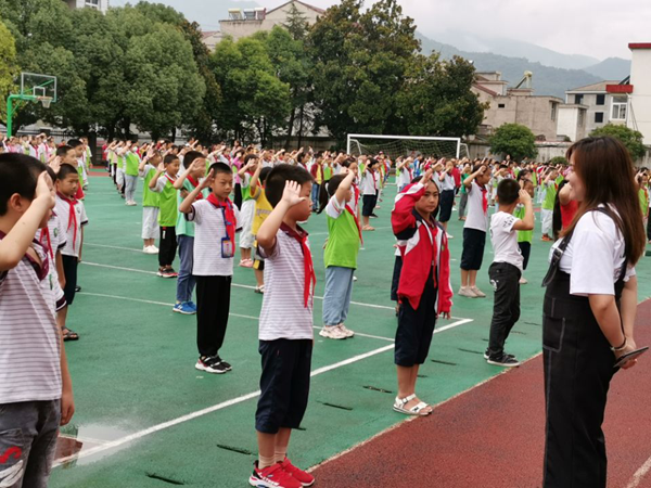 房县青峰小学：一样的节日 不一样的精彩