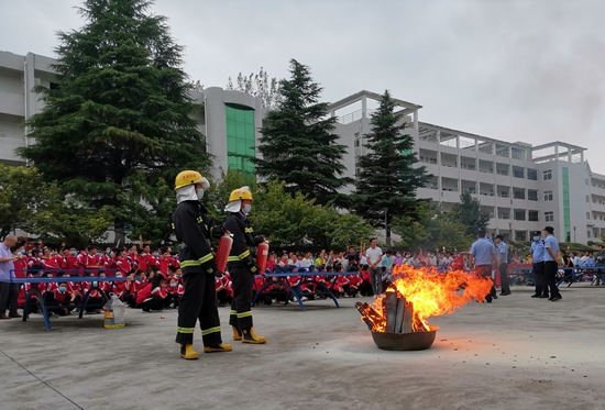 七河中学开展法制安全暨卫生健康教育大会