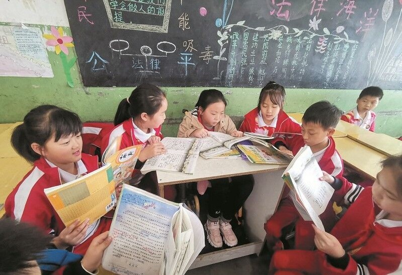 圆轮椅女孩上学梦