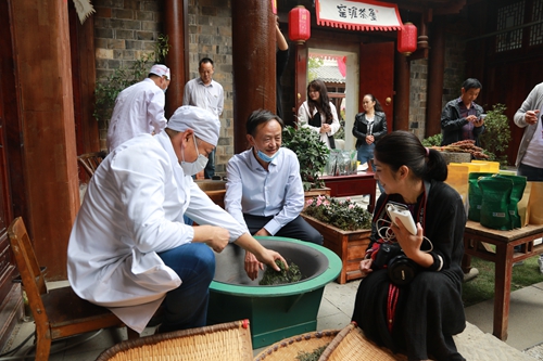 线上线下融合发展  窑淮茶叶在西关街走向新业态