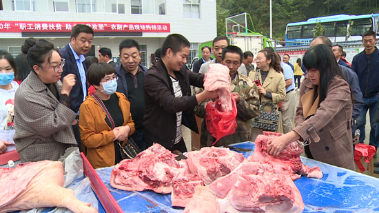 我县开展“职工消费扶贫，助力脱贫攻坚”农副产品现场认购活动