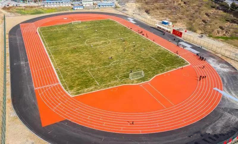 房县首个标准化田径场丶天然草皮足球场竣工，塑胶跑道投入使用