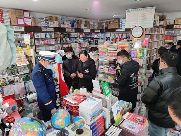 房县消防救援大队联合公安、市场监督管理等部门开展沿街商铺消防安全专项检查
