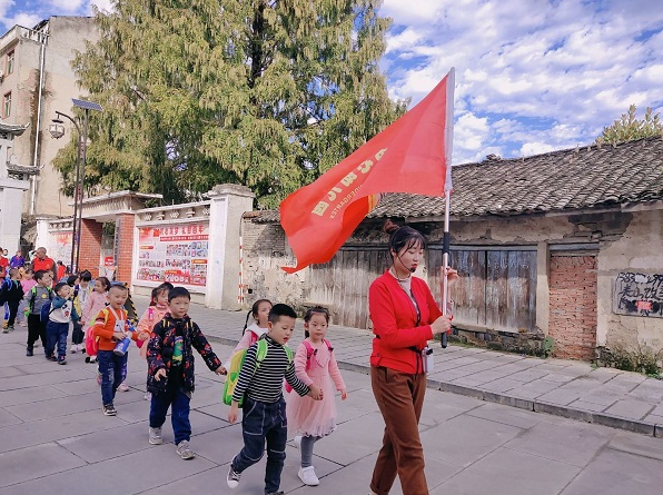 房县军店镇中心幼儿园开展“探寻自然味道 品味家乡文化”秋游活动