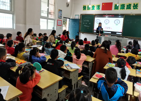 县实验小学：互听互评促提高，博采众师共成长