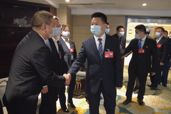 纪道清看望出席房县十五次党代会的党代表