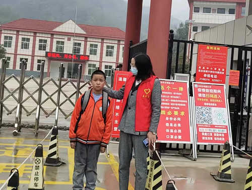 从此，罗顺虎小朋友有妈妈了——房县沙河乡火光村刘志云关爱罗顺虎事迹