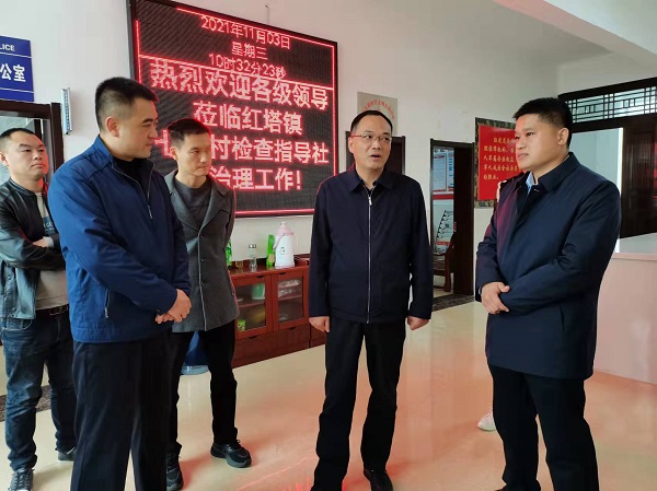 市政法委副书记王万志来房调研社会治理工作