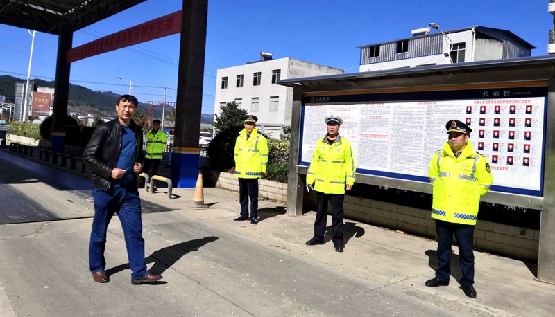 我县严厉打击载重车辆超载运输砂石料行为