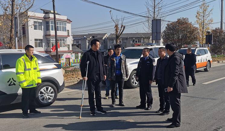 杵着拐杖工作的“拼命‘头雁’”