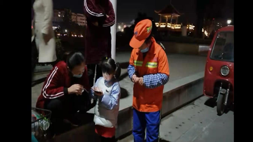 温暖冬夜的环卫橙