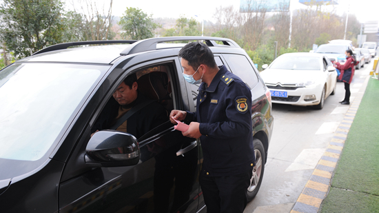 逐人检测，逐车消毒！房县24小时不间断守好高速交通卡口