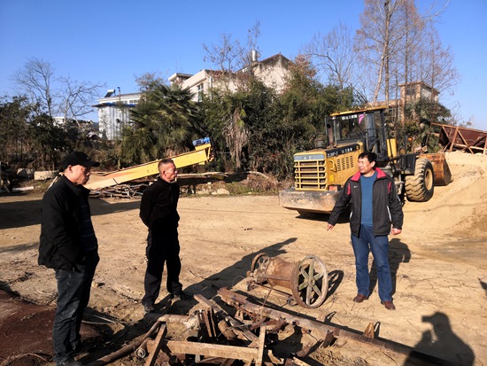 我县9家非法经营砂场制砂设备被依法拆除