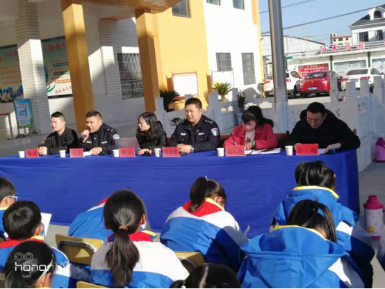 房县城关镇八一希望小学开展法制、安全教育活动