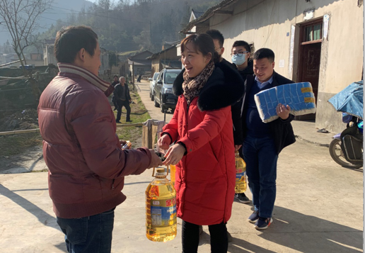 县公共资源交易中心慰问生活困难群众