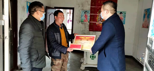 九道乡：锣鼓声中把喜传，扎实开展为立功受奖家庭送喜报活动