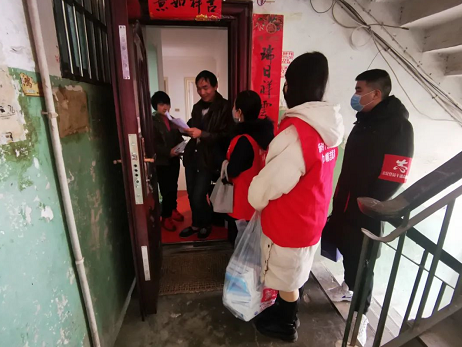 县妇联下沉社区织密疫情防控网