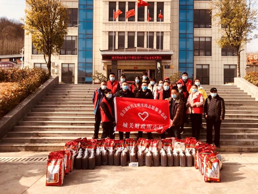 城关镇财政所：开展驻村帮扶节前慰问活动