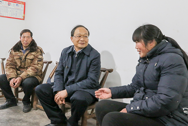 蔡贤忠看望慰问结对帮扶脱贫户