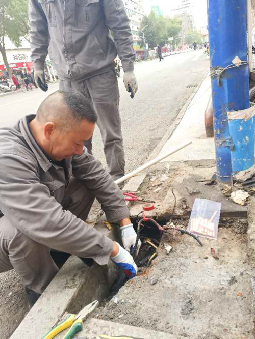 县城管局执法局路灯所：检修路灯迎春节