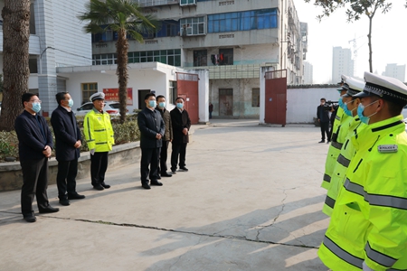 纪道清带队走访慰问一线工作者、退休老干部和困难职工