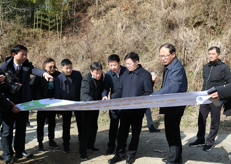 张歌莺来房督导推进十房一级路项目建设