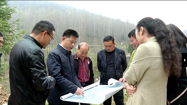 纪道清到云天山水·富泉山国际旅游度假区进行项目建设现场办公