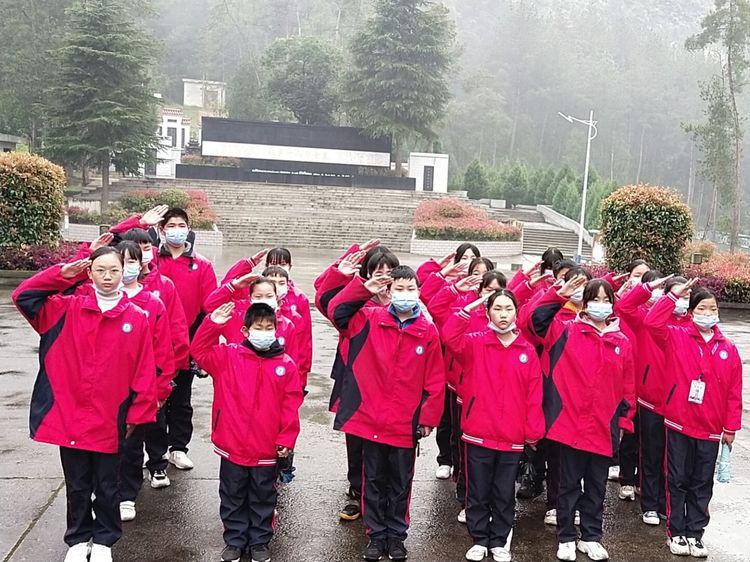 军店初中开展“缅怀革命先烈  传承红色基因”清明祭扫活动