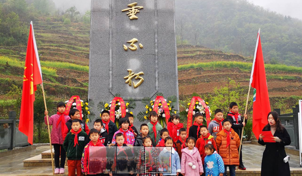 万峪河乡老人坪小学开展“清明祭英烈”活动