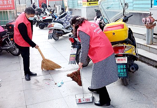 县实验小学 党员教师下沉社区 清洁家园扮靓环境
