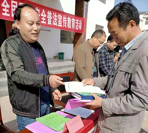 县畜牧兽医服务中心开展4·15国家安全教育日普法宣传活动