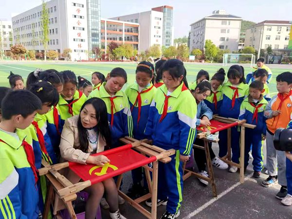 学党史 颂党恩　军店小学百余名学生绣党旗致敬建党100周年