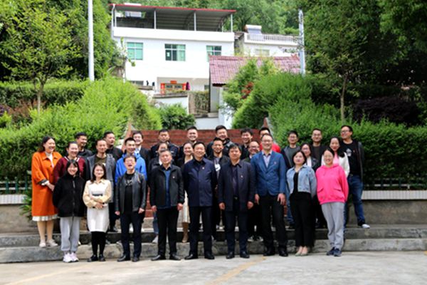 尹吉甫镇召开青年干部迎“五四”座谈会