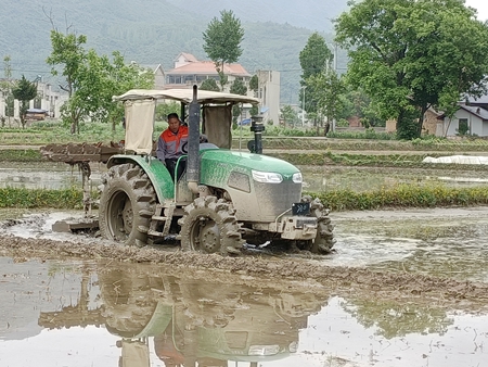 田间地头人机齐上忙农事