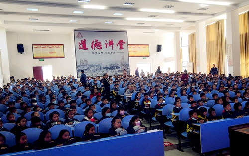 房县东城小学：组织二年级学生观看第八届读书节主题电影