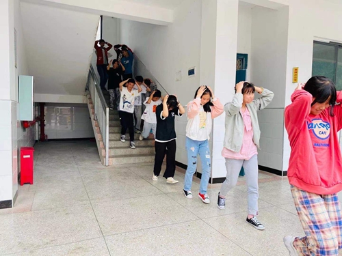 窑淮学校开展防地震应急演练