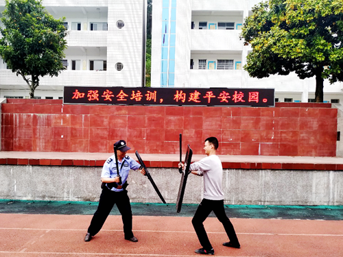 加强安全培训 构建平安校园 ——青峰初中开展快反队处突技能实训