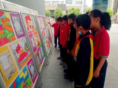 房县东城小学举办“童心向党，童画献礼”书画展
