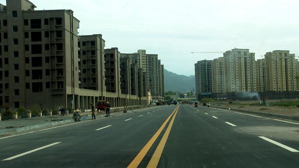 我县城区三条道路具备通车条件