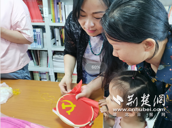 学党史、绣党旗，湖北民间艺术家走进陈河村庆“六一”