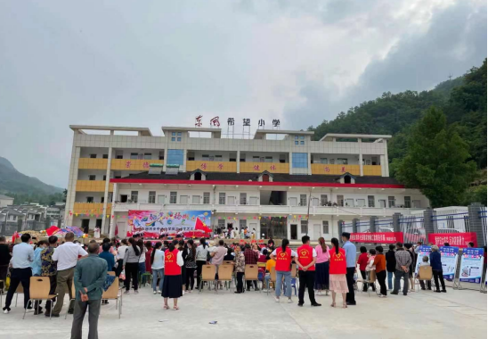 万峪河乡“六一”联合宣传进校园