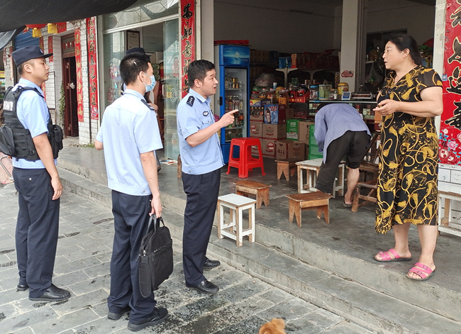 房县一村民家中违规存放汽油，结果被...