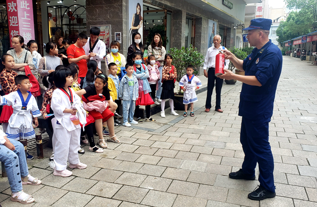 县总工会下沉社区开展安全排查