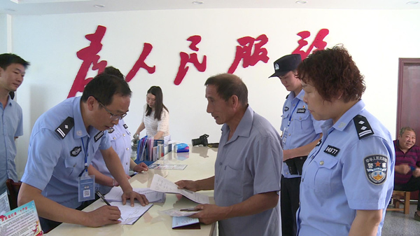 房县公安交警送证下乡 为群众服务到家