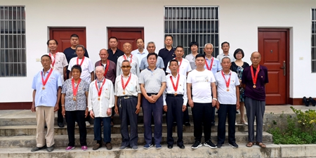 回龙乡举行“光荣在党50年”纪念章颁发仪式