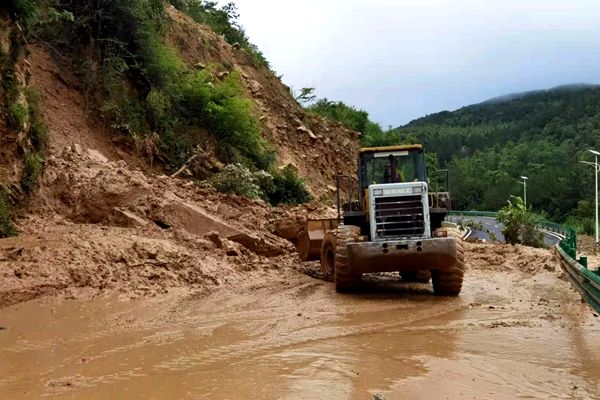 房县交通部门积极开展道路除险排险保畅通