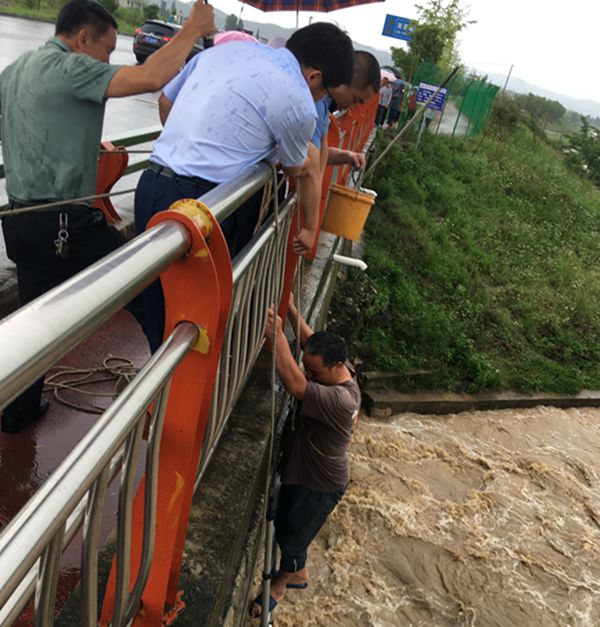 军店镇：闻“汛”而动，风雨中筑起“钢铁长城”