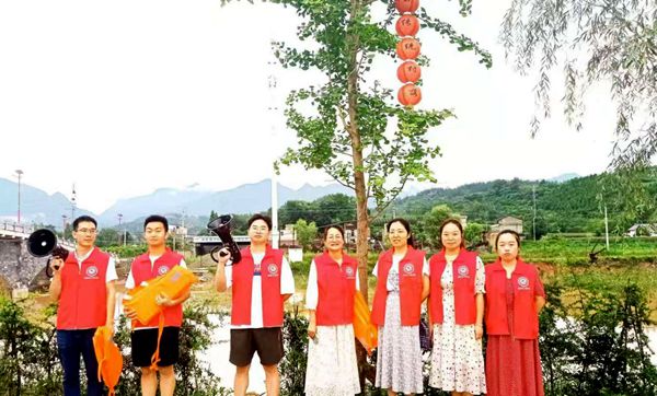 军店镇：巡河护平安 青年显担当