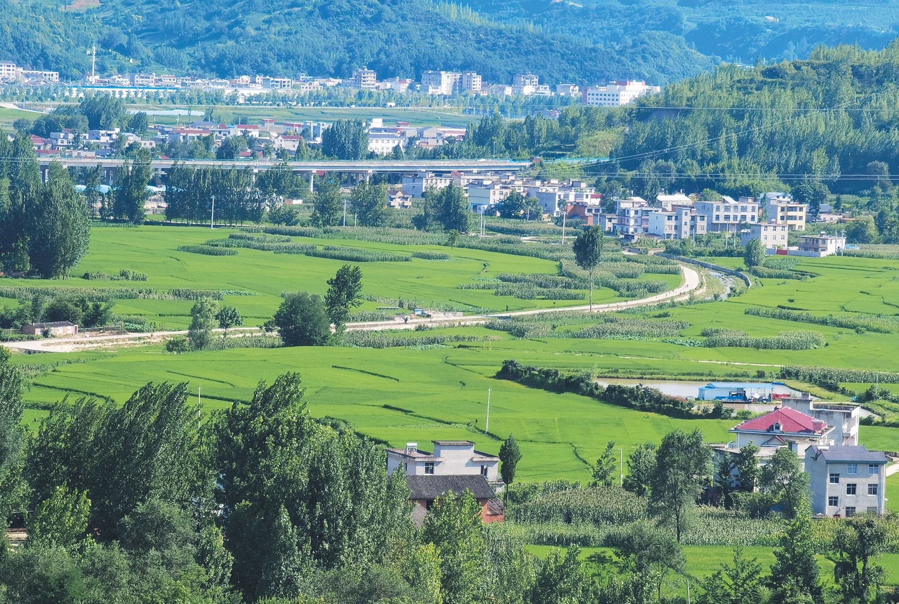路畅景美三溪沟