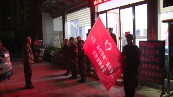 房县：迷彩队伍街上走 流动哨点把关口